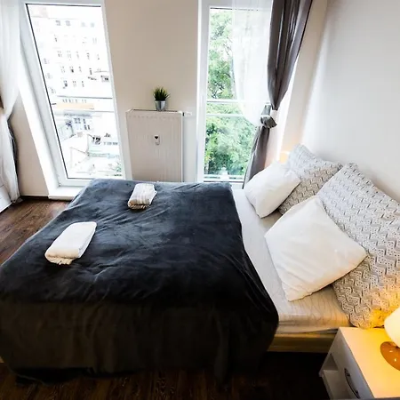 Haas Downtown With Parking Apartment
