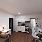 Haas Downtown With Parking Апартаменты *
