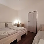 Апартаменты Haas Downtown With Parking *