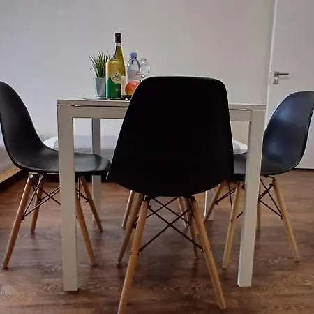 Haas Downtown With Parking Apartament *