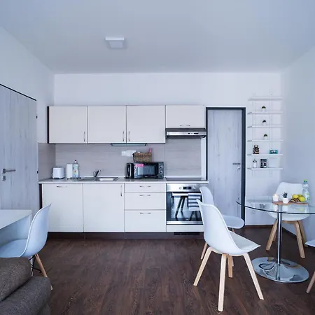 Haas Downtown With Parking דירה